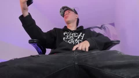 Snapshot of fran_boy_ chatting on 12-15-25, 04:28 Fran online show from 12-15-25, 04:28