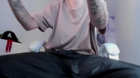 Snapshot of fran_boy_ chatting on 03-07-26, 04:20 Fran online show from 03-07-26, 04:20