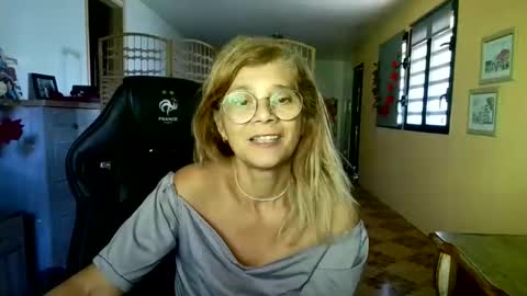 Snapshot of francelune chatting on 05-06-26, 08:30 francelune online show from 05-06-26, 08:30