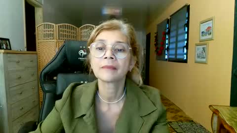 Snapshot of francelune chatting on 05-13-26, 01:41 francelune online show from 05-13-26, 01:41