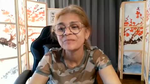 Snapshot of francelune chatting on 06-02-26, 08:27 francelune online show from 06-02-26, 08:27