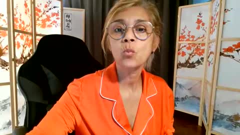 Snapshot of francelune chatting on 06-10-26, 03:33 francelune online show from 06-10-26, 03:33
