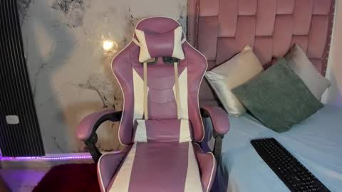 Snapshot of francis_leams chatting on 09-15-25, 07:58 Laura online show from 09-15-25, 07:58