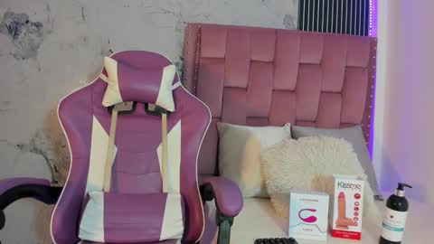 Snapshot of francis_leams chatting on 09-23-25, 07:28 Laura online show from 09-23-25, 07:28