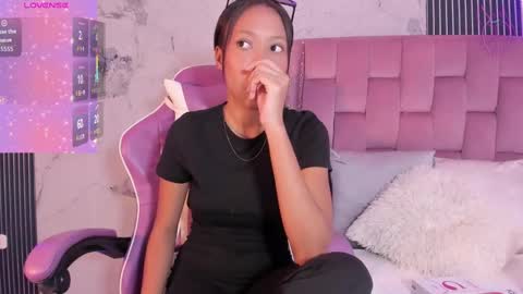 Snapshot of francis_leams chatting on 09-25-25, 07:28 Laura online show from 09-25-25, 07:28