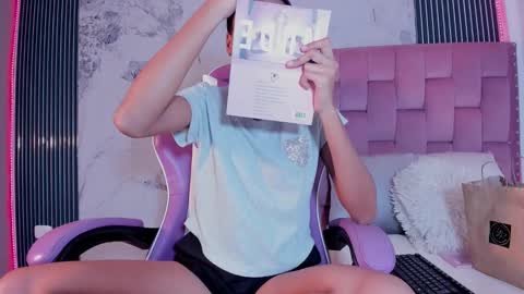 Snapshot of francis_leams chatting on 09-27-25, 07:19 Laura online show from 09-27-25, 07:19