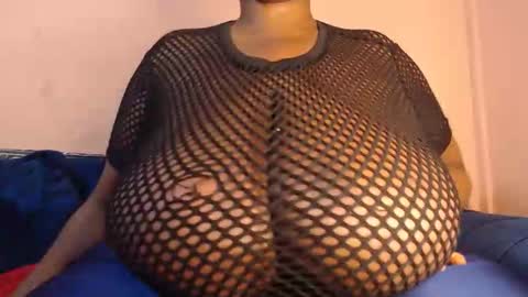 Snapshot of freakyboobsxx chatting on 06-08-26, 02:17 Kimmy online show from 06-08-26, 02:17
