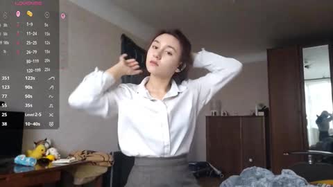 Mia online show from 11-12-25, 09:32