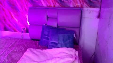 Snapshot of freyja_01 chatting on 03-09-25, 11:25 Freyja online show from 03-09-25, 11:25