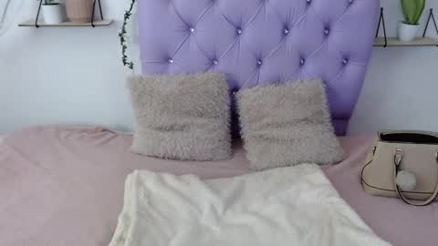 Snapshot of freyja_01 chatting on 09-24-25, 09:29 Freyja online show from 09-24-25, 09:29