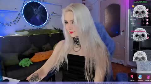 Snapshot of frida_fortune chatting on 10-10-25, 01:04 Frida A boost to fortune for the one who gives a thumbs up and a bonus lucky for those who support me by joining the fanclub online show from 10-10-25, 01:04