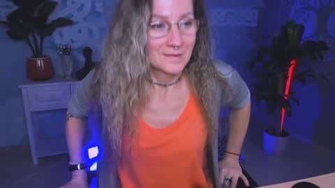 Snapshot of fridatander chatting on 12-19-24, 03:30 Frida Tander online show from 12-19-24, 03:30