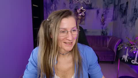 Snapshot of fridatander chatting on 01-06-25, 03:19 Frida Tander online show from 01-06-25, 03:19