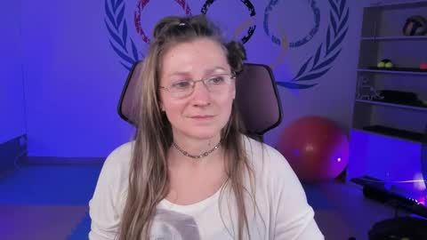 Snapshot of fridatander chatting on 02-10-25, 03:32 Frida Tander online show from 02-10-25, 03:32