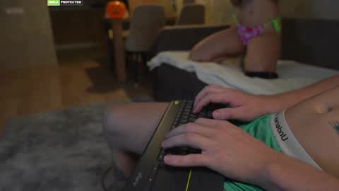 Snapshot of friendsurdreams chatting on 10-27-25, 07:29 friendsurdreams online show from 10-27-25, 07:29