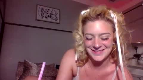 Snapshot of frommarywithlove chatting on 10-14-25, 10:16 frommarywithlove online show from 10-14-25, 10:16