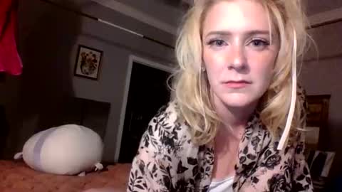 Snapshot of frommarywithlove chatting on 10-23-25, 12:43 frommarywithlove online show from 10-23-25, 12:43