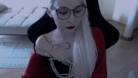 Snapshot of fromsun_forsoul chatting on 04-17-26, 11:35 Lilith online show from 04-17-26, 11:35
