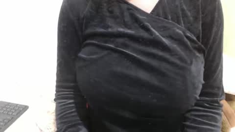 Snapshot of fruity28 chatting on 10-30-25, 09:00 fruity28 online show from 10-30-25, 09:00