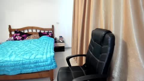 Snapshot of fuckable_one chatting on 02-06-25, 09:00 Angelique online show from 02-06-25, 09:00