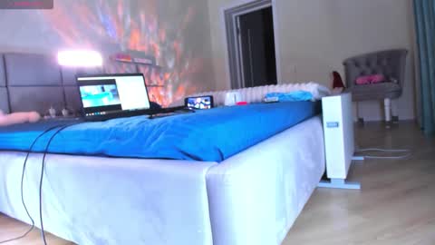 Snapshot of funny_blondi chatting on 11-25-25, 08:31 Just yours blondi 3 online show from 11-25-25, 08:31