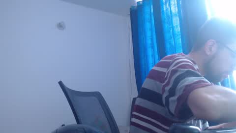 Snapshot of fvckhorneyguy chatting on 02-05-25, 01:22 andrew online show from 02-05-25, 01:22