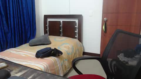 Snapshot of fvckhorneyguy chatting on 03-02-25, 01:36 andrew online show from 03-02-25, 01:36