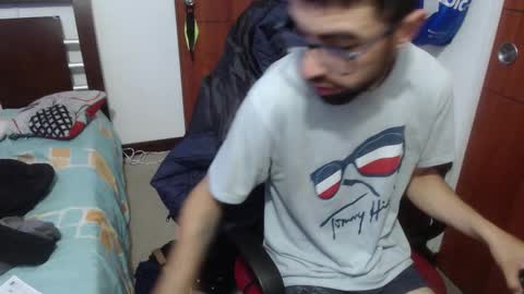 Snapshot of fvckhorneyguy chatting on 10-25-25, 01:18 andrew online show from 10-25-25, 01:18