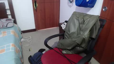 Snapshot of fvckhorneyguy chatting on 10-27-25, 01:59 andrew online show from 10-27-25, 01:59