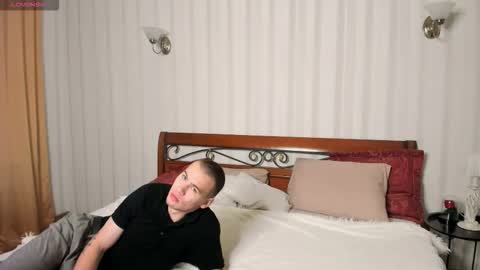 Max and Eva online show from 10-08-25, 04:32