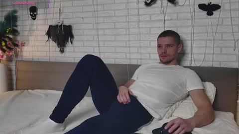 Snapshot of garettvosss chatting on 10-31-25, 06:25 Gared online show from 10-31-25, 06:25