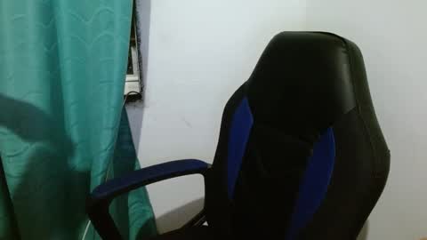 Snapshot of gatika_sexy chatting on 02-15-25, 06:44 katia online show from 02-15-25, 06:44