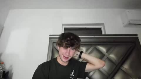 Snapshot of gayndepressed chatting on 09-25-25, 04:27 Trace online show from 09-25-25, 04:27