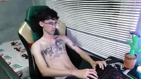 Snapshot of gendo_05 chatting on 09-30-25, 11:43 GENDO online show from 09-30-25, 11:43