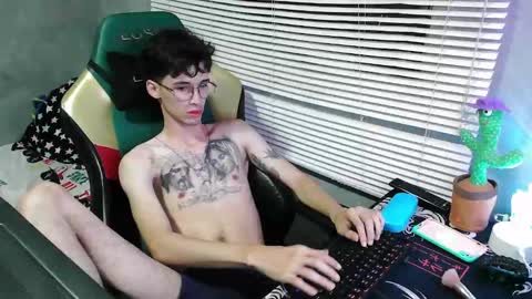 Snapshot of gendo_05 chatting on 10-02-25, 12:17 GENDO online show from 10-02-25, 12:17