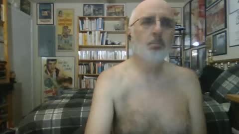 Snapshot of gentcallr chatting on 10-22-25, 08:36 Steve online show from 10-22-25, 08:36