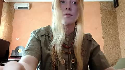 Snapshot of gertrudisturbe chatting on 04-14-26, 11:33 Kate online show from 04-14-26, 11:33