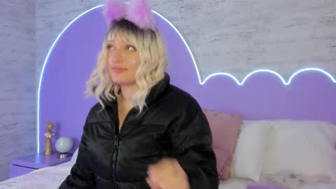 Snapshot of giaa_ross chatting on 11-23-25, 07:52 Gia online show from 11-23-25, 07:52