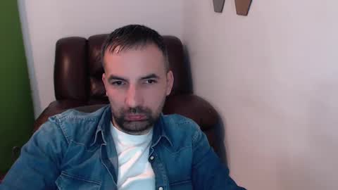 Snapshot of gianni_lion chatting on 03-11-25, 04:18 Gianni online show from 03-11-25, 04:18