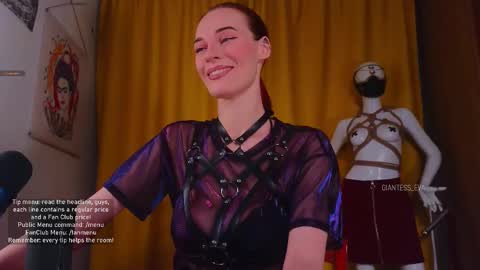 Snapshot of giantess_eva chatting on 11-15-25, 05:31 Eva online show from 11-15-25, 05:31