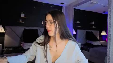 Snapshot of giapearl2 chatting on 10-18-25, 02:18 Gia online show from 10-18-25, 02:18