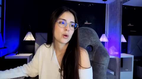 Snapshot of giapearl2 chatting on 10-23-25, 01:10 Gia online show from 10-23-25, 01:10