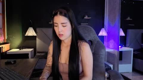 Snapshot of giapearl2 chatting on 11-19-25, 02:28 Gia online show from 11-19-25, 02:28