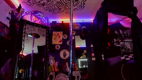 Giggles online show from 12-02-24, 04:20