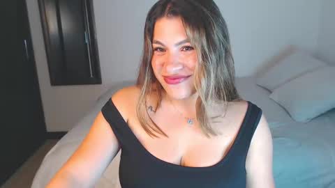 Snapshot of gined_love1 chatting on 02-18-25, 02:05 - online show from 02-18-25, 02:05