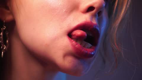 Snapshot of ginger_hugs chatting on 01-06-25, 01:09        im expecting 350 thumbs up on my altar   online show from 01-06-25, 01:09