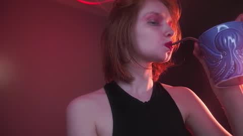 Snapshot of ginger_hugs chatting on 09-10-25, 10:10        im expecting 350 thumbs up on my altar   online show from 09-10-25, 10:10