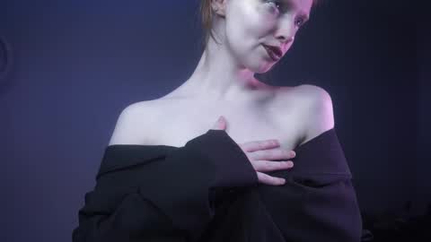 Snapshot of ginger_hugs chatting on 10-04-25, 10:19        im expecting 350 thumbs up on my altar   online show from 10-04-25, 10:19