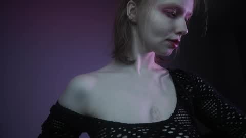 Snapshot of ginger_hugs chatting on 10-21-25, 10:10        im expecting 350 thumbs up on my altar   online show from 10-21-25, 10:10