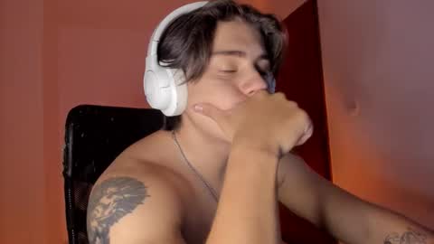 Snapshot of gio_russo chatting on 12-17-25, 12:49 GioRusso online show from 12-17-25, 12:49